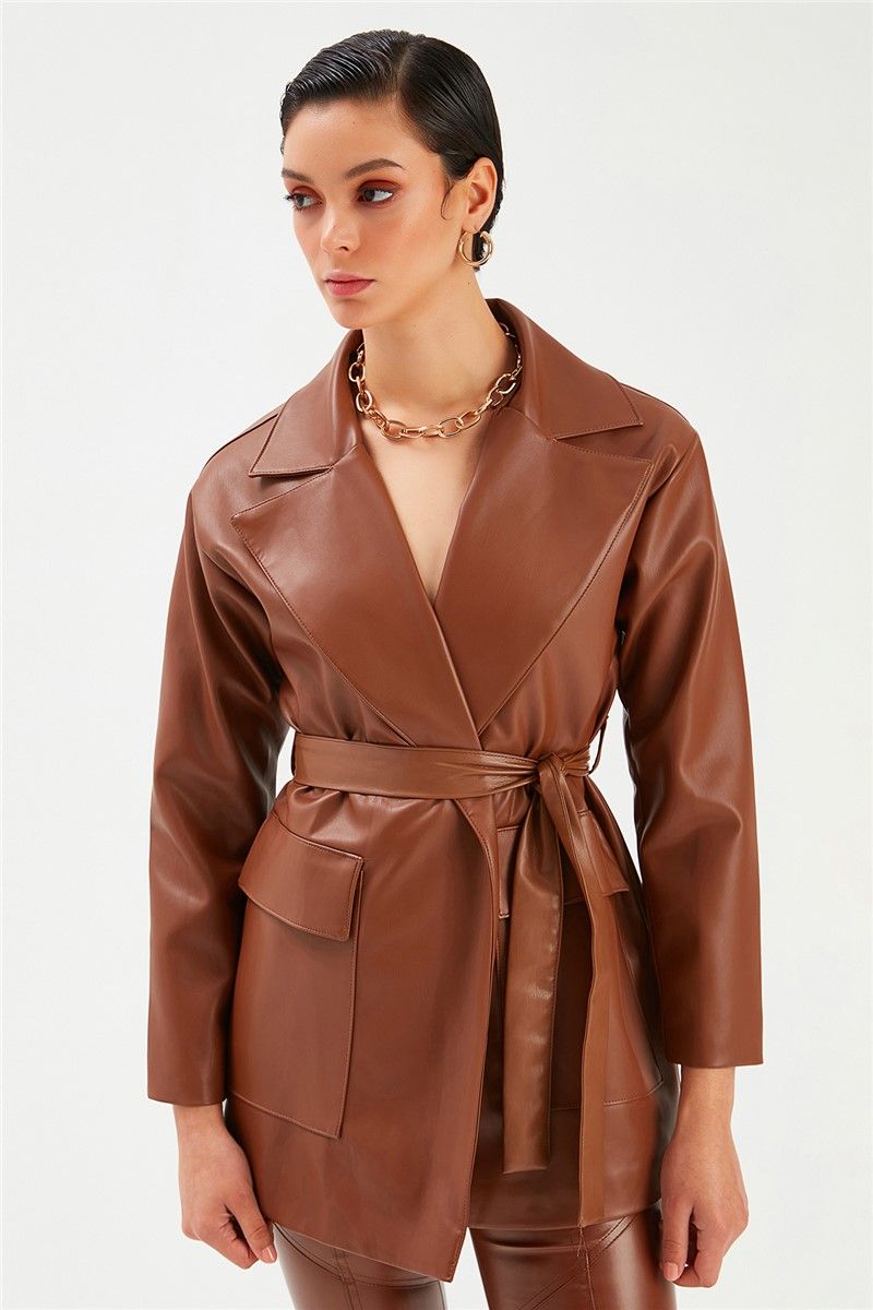 Ženska kožna jakna s remenom - smeđa #364486