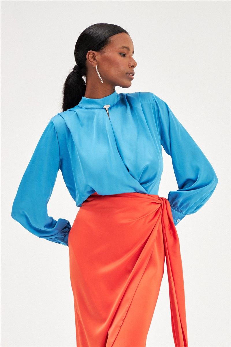 Ženska satenska bluza s dodatkom za ovratnik - svijetlo plava #35860