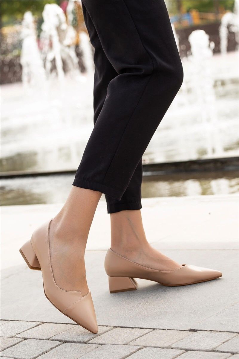 Elegantne ženske cipele na široku petu - bež #363041