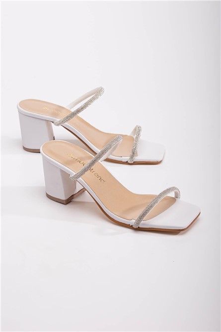 Chinelos femininos com pedras decorativas - Branco #370792