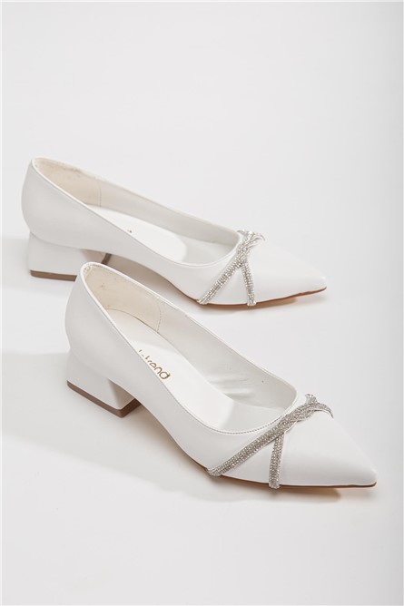 Sapatos femininos com pedras decorativas - Branco #365897