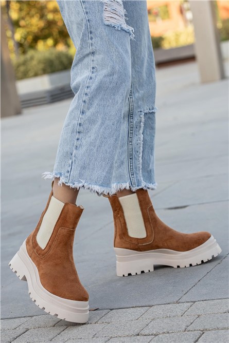 Botas femininas de camurça com elásticos laterais - Taba #363836