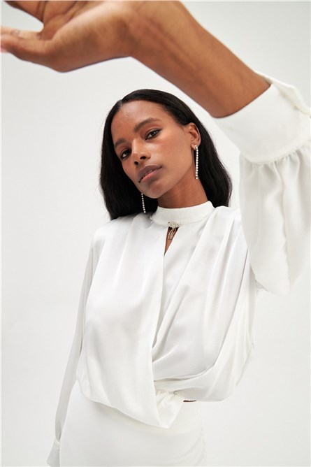 Blusa feminina de cetim com acessório com gola - Cru #358606