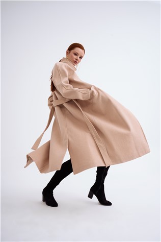 Casaco longo feminino com cinto e bolsos externos - bege claro #319409