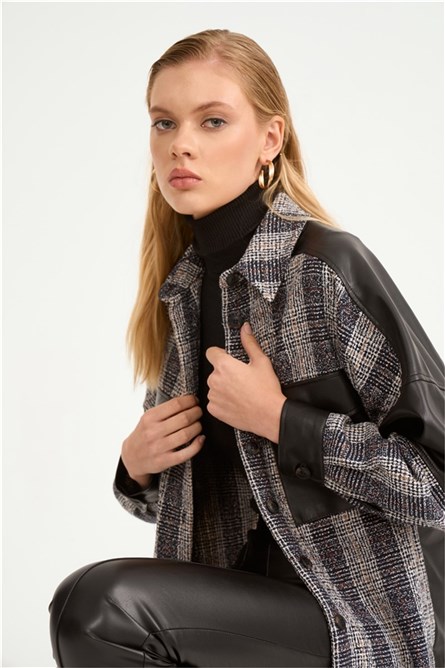 Camisa feminina com detalhes em couro - Preta #320797